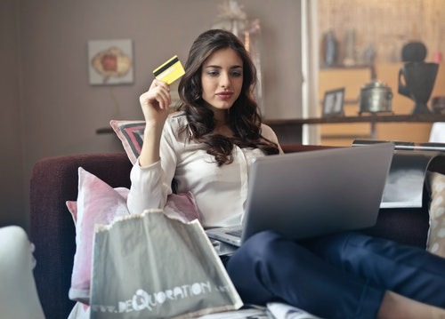 woman-holding-card-while-operating-silver-laptop-919436 Comercio Electrónico